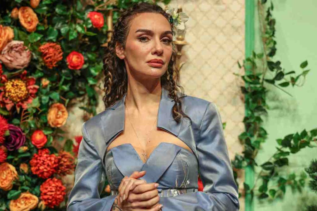 Bu Oyunda “Kız Neşesi” Var- Birce Akalay’la Gurur ve Önyargı *gibi bir şey üzerine