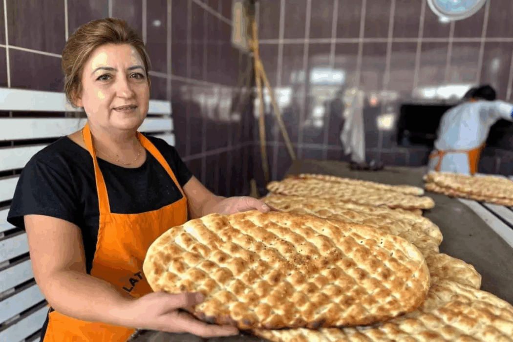 Köyde bir fırın, fırında azimli bir kadın