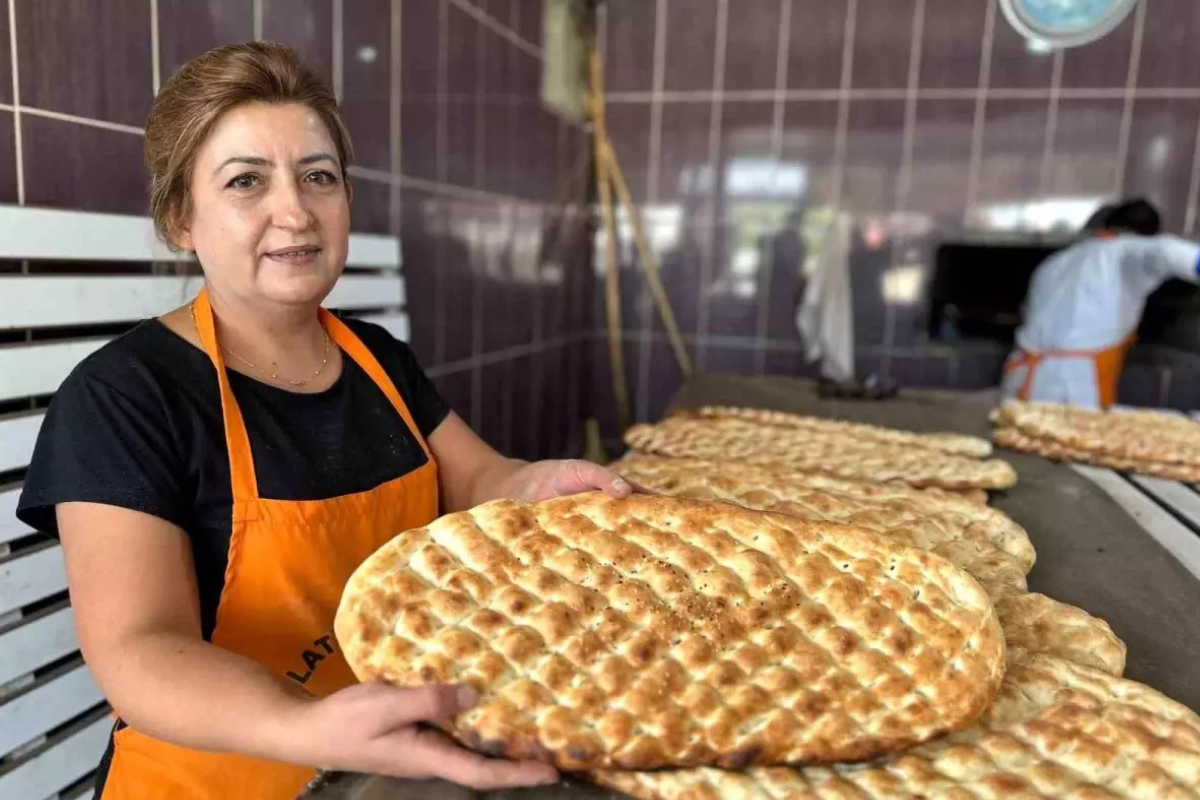 Köyde bir fırın, fırında azimli bir kadın